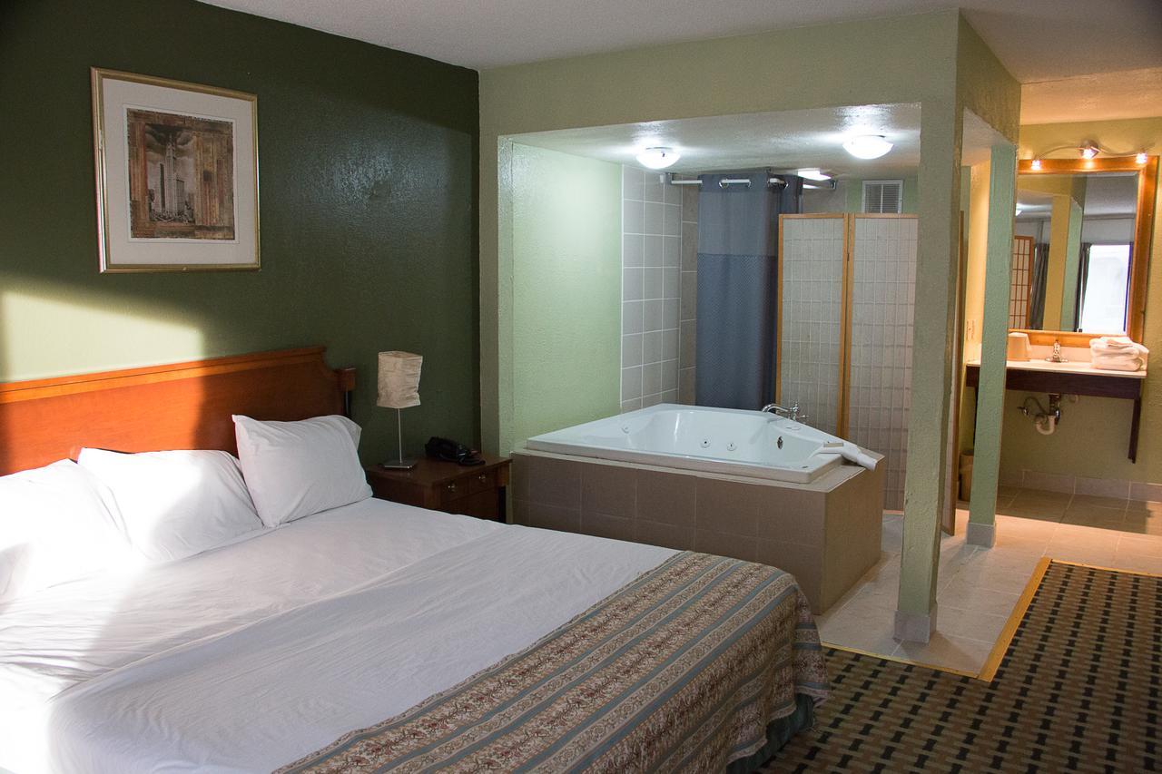 מולטרי Cocomo Inn & Suites מראה חיצוני תמונה