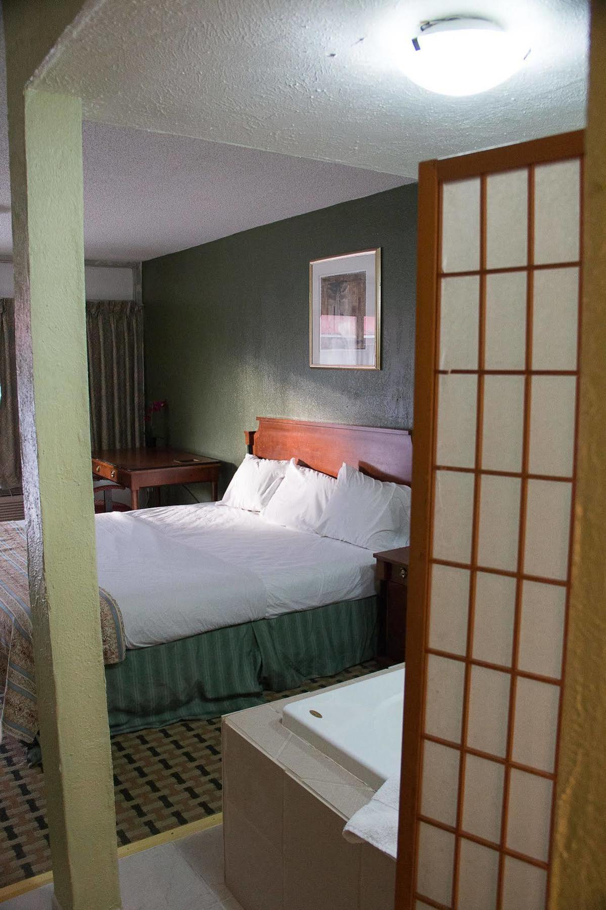 מולטרי Cocomo Inn & Suites מראה חיצוני תמונה
